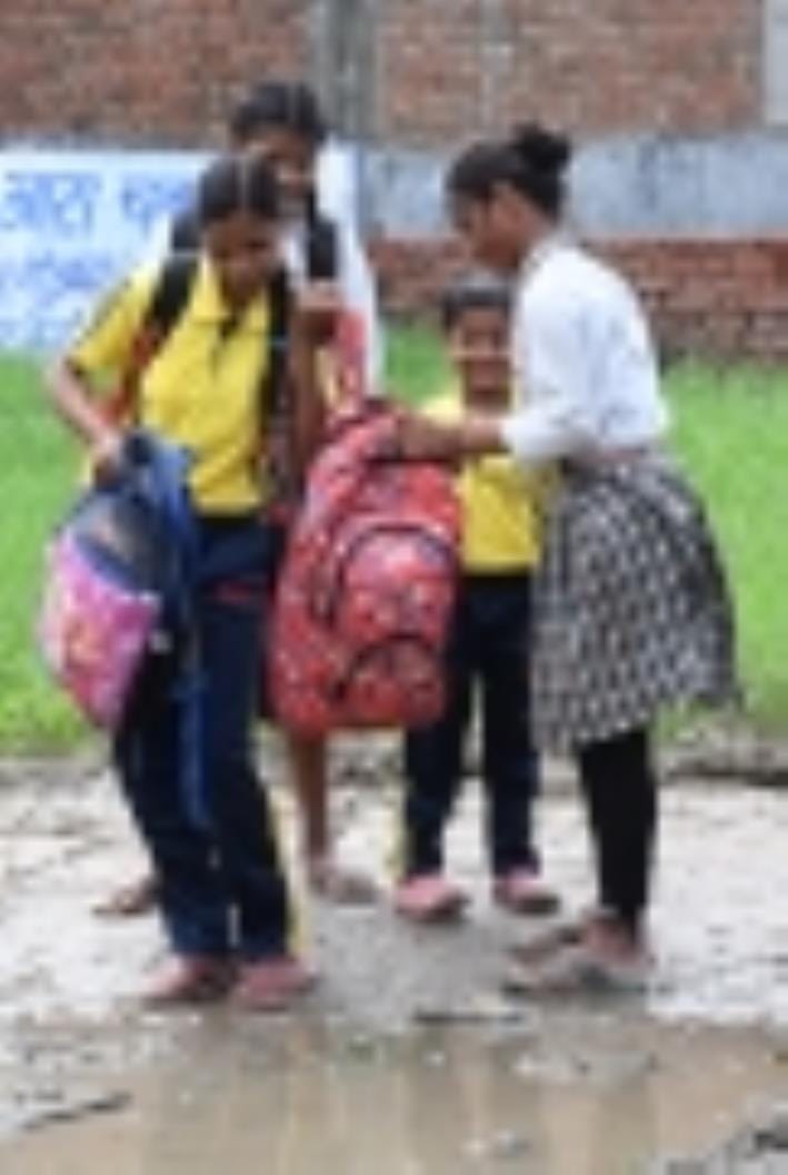 मलबा डालने के बाद बदहाल हुई सड़क। मलबा डालने के बाद बदहाल हुई सड़क।