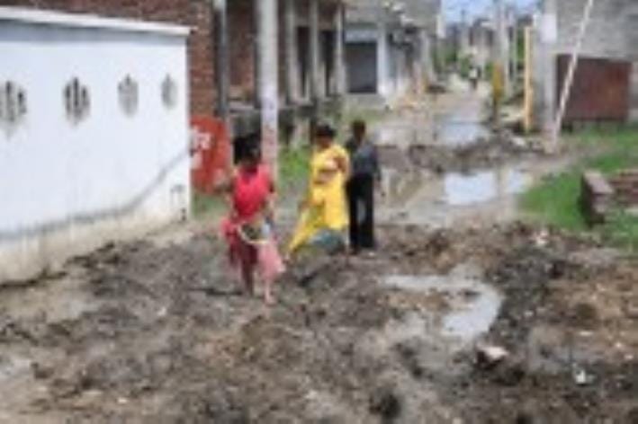 मलबा डालने के बाद बदहाल हुई सड़क। मलबा डालने के बाद बदहाल हुई सड़क।
