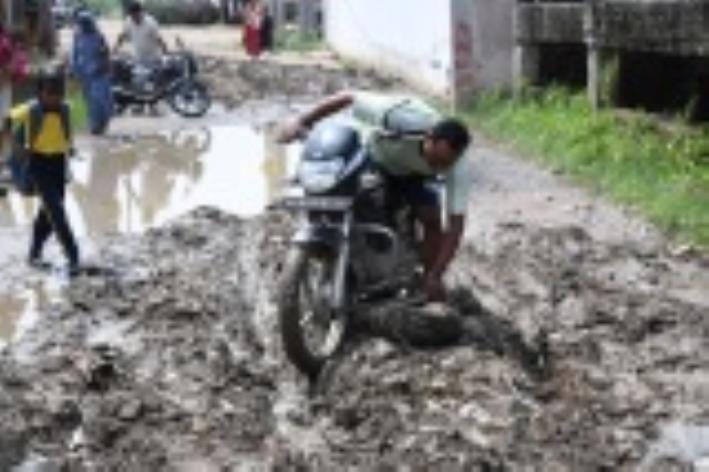 मलबा डालने के बाद बदहाल हुई सड़क। मलबा डालने के बाद बदहाल हुई सड़क।