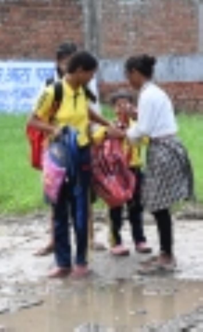 मलबा डालने के बाद बदहाल हुई सड़क। मलबा डालने के बाद बदहाल हुई सड़क।