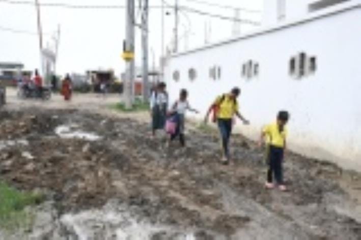 मलबा डालने के बाद बदहाल हुई सड़क। मलबा डालने के बाद बदहाल हुई सड़क।