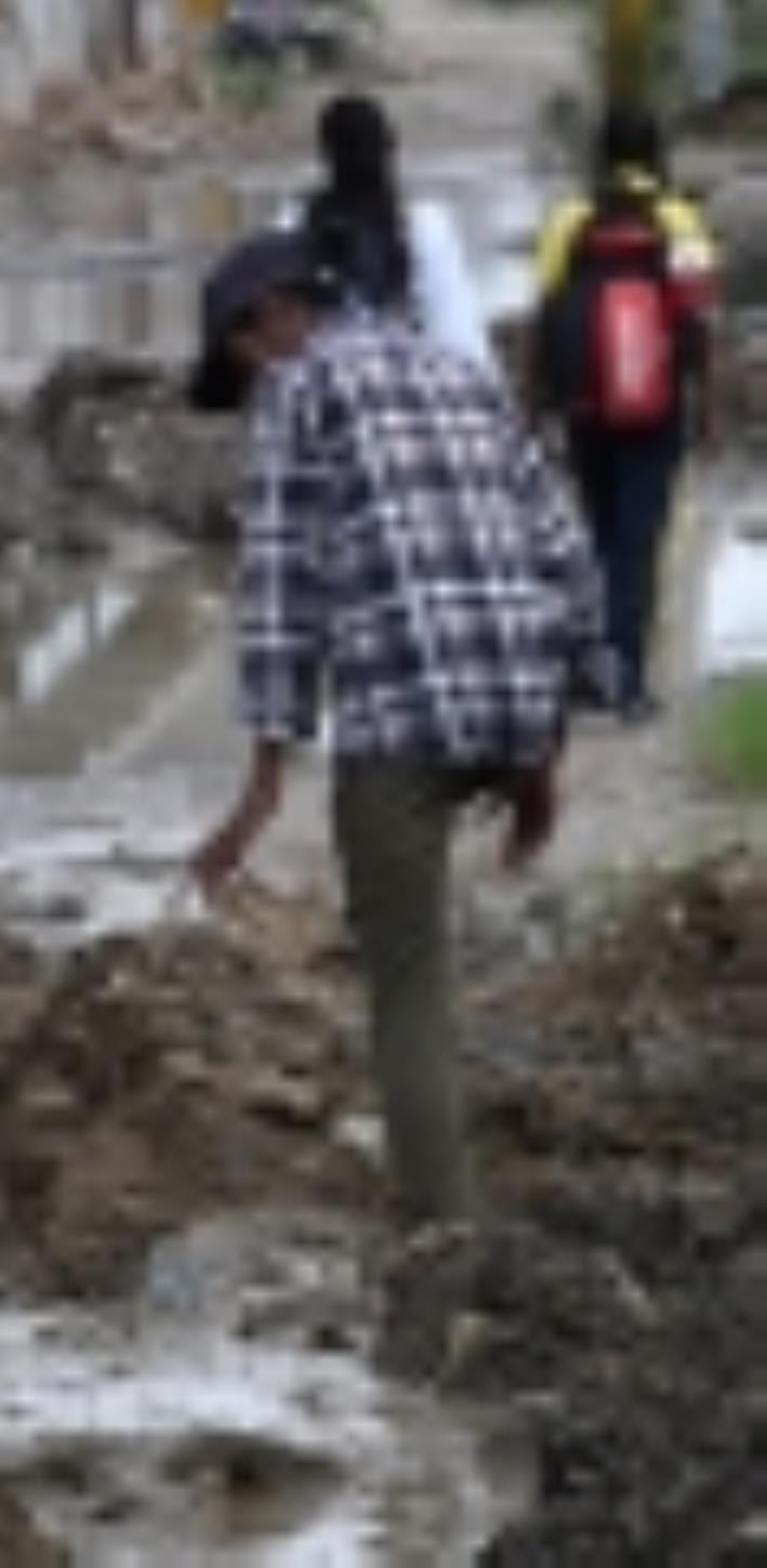 मलबा डालने के बाद बदहाल हुई सड़क। मलबा डालने के बाद बदहाल हुई सड़क।