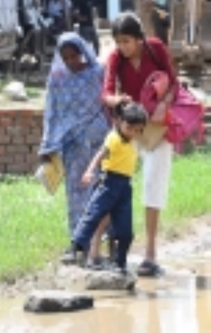 मलबा डालने के बाद बदहाल हुई सड़क। मलबा डालने के बाद बदहाल हुई सड़क।