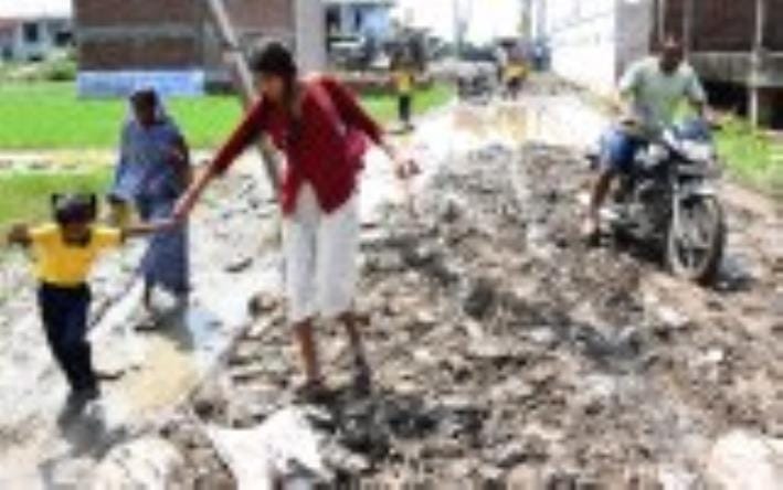 मलबा डालने के बाद बदहाल हुई सड़क। मलबा डालने के बाद बदहाल हुई सड़क।
