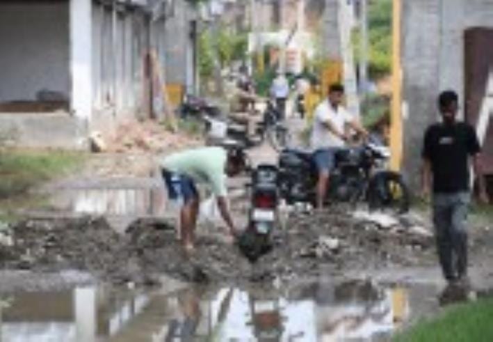 मलबा डालने के बाद बदहाल हुई सड़क। मलबा डालने के बाद बदहाल हुई सड़क।