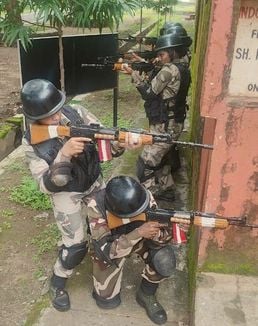 मध्य प्रदेश में कमांडो प्रशिक्षण प्राप्त करती सीआईएसएफ की जवान। स्रोत : बल मध्य प्रदेश में कमांडो प्रशिक्षण प्राप्त करती सीआईएसएफ की जवान। स्रोत : बल