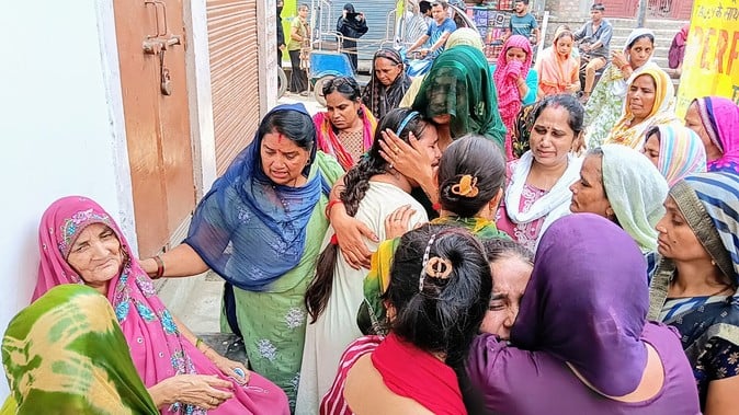 नीरा वर्मा के ससुर से जानकारी करते नायब तहसीलदार। (मवाना) नीरा वर्मा के ससुर से जानकारी करते नायब तहसीलदार। (मवाना)