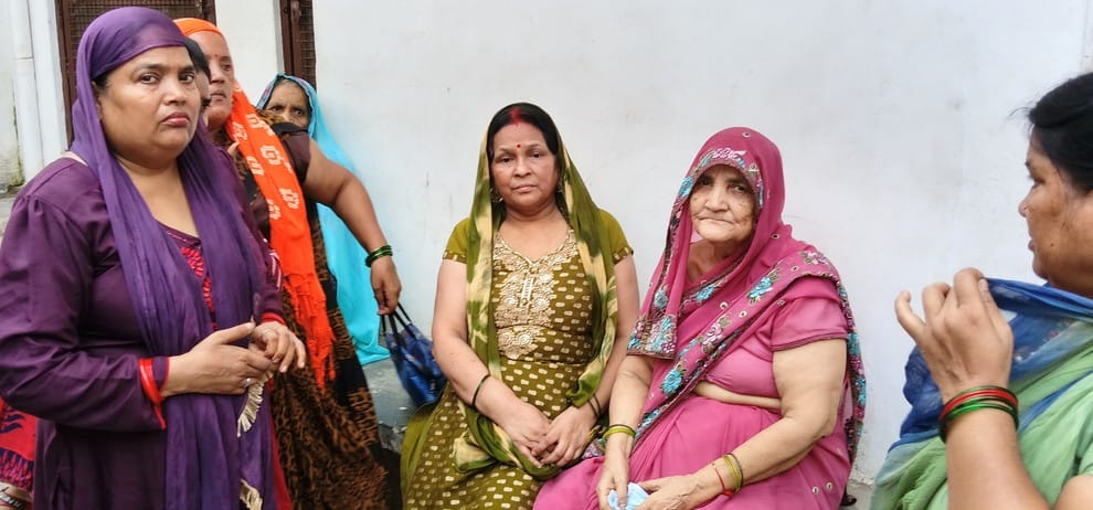 नीरा वर्मा के ससुर से जानकारी करते नायब तहसीलदार। (मवाना) नीरा वर्मा के ससुर से जानकारी करते नायब तहसीलदार। (मवाना)