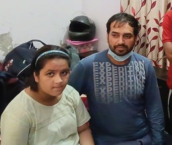 नीरा वर्मा के ससुर से जानकारी करते नायब तहसीलदार। (मवाना) नीरा वर्मा के ससुर से जानकारी करते नायब तहसीलदार। (मवाना)