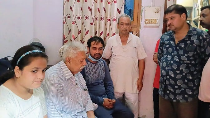 नीरा वर्मा के ससुर से जानकारी करते नायब तहसीलदार। (मवाना) नीरा वर्मा के ससुर से जानकारी करते नायब तहसीलदार। (मवाना)