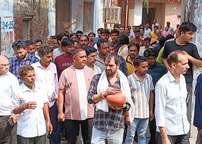नीरा वर्मा के ससुर से जानकारी करते नायब तहसीलदार। (मवाना) नीरा वर्मा के ससुर से जानकारी करते नायब तहसीलदार। (मवाना)