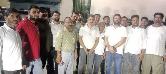 परीक्षितगढ़ थाने पर एसपी देहात का घेराव करते व्यापारी परीक्षितगढ़ थाने पर एसपी देहात का घेराव करते व्यापारी