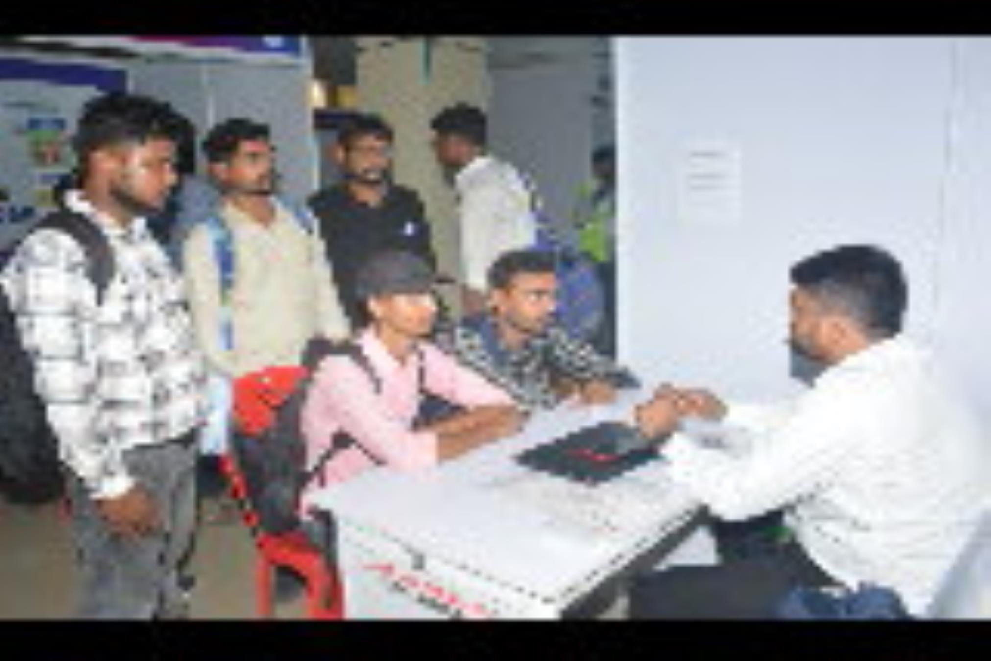 रोजगार महाकुंभ में पहुंचे युवा और टोकन सिस्टम से कतारबद्ध होकर इंटरव्यू देते अभ्यथीZ। 