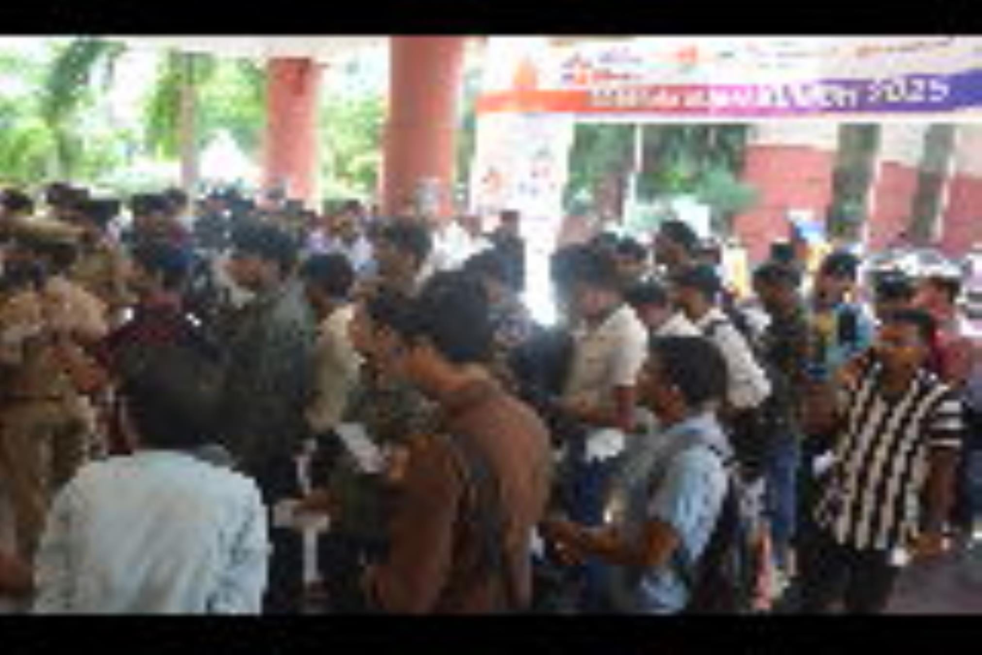 रोजगार महाकुंभ में पहुंचे युवा और टोकन सिस्टम से कतारबद्ध होकर इंटरव्यू देते अभ्यथीZ। 