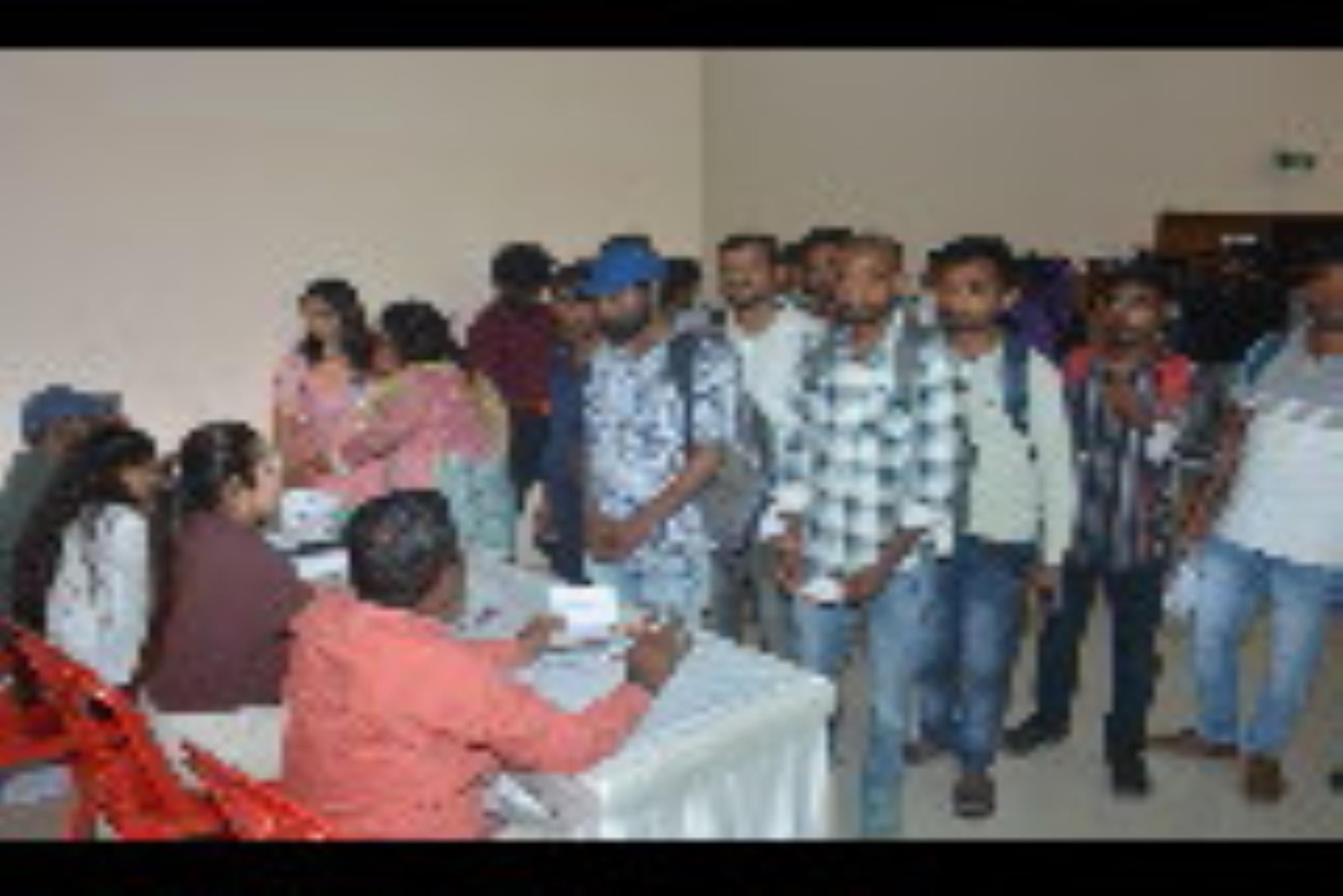 रोजगार महाकुंभ में पहुंचे युवा और टोकन सिस्टम से कतारबद्ध होकर इंटरव्यू देते अभ्यथीZ। 