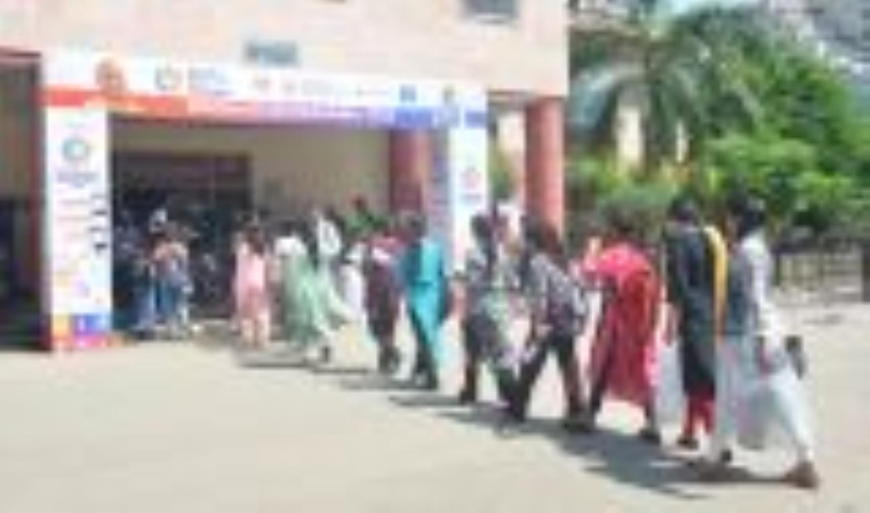रोजगार महाकुंभ में पहुंचे युवा और टोकन सिस्टम से कतारबद्ध होकर इंटरव्यू देते अभ्यथीZ। 