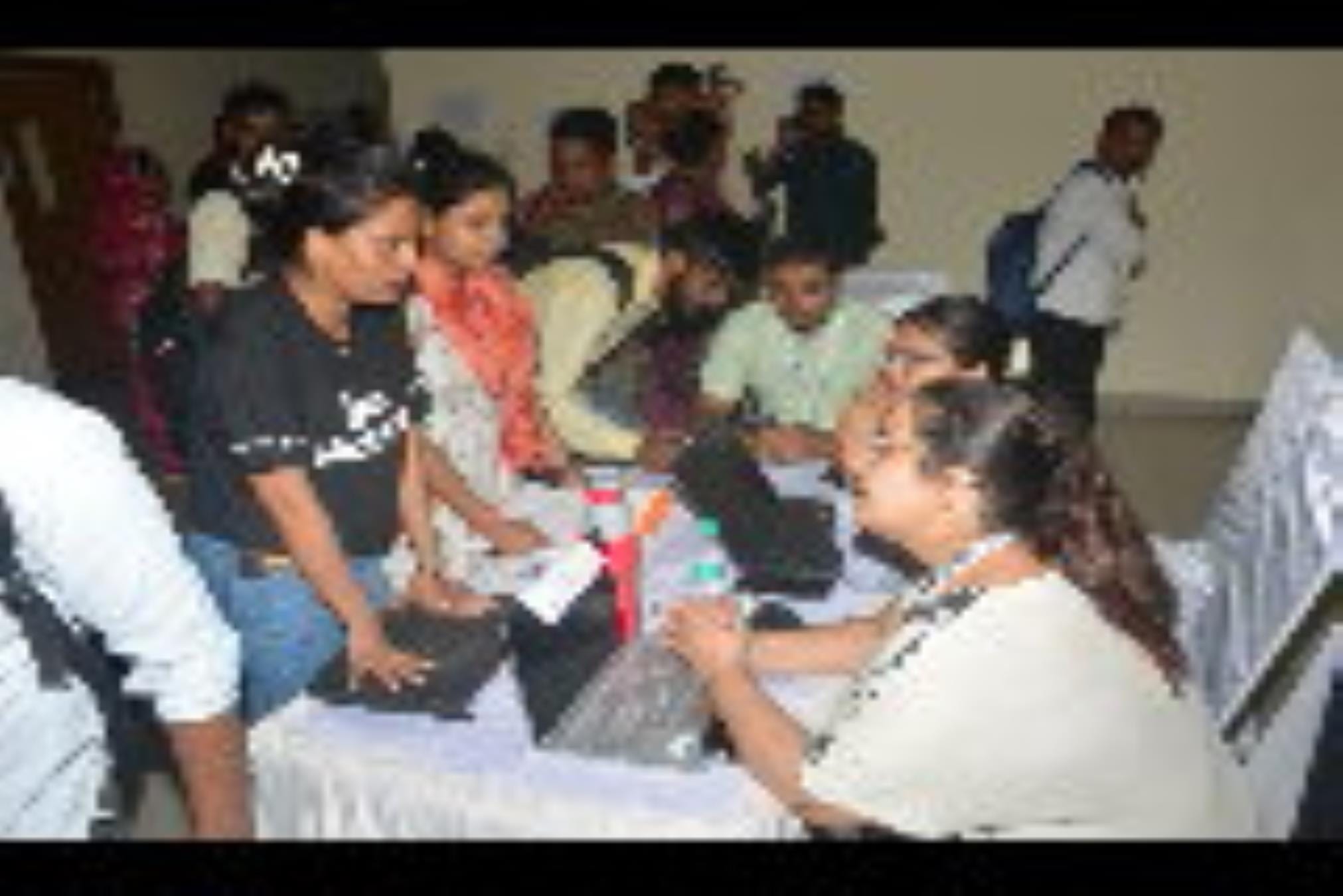 रोजगार महाकुंभ में पहुंचे युवा और टोकन सिस्टम से कतारबद्ध होकर इंटरव्यू देते अभ्यथीZ। 