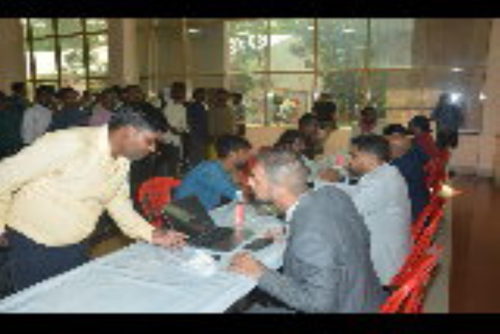 रोजगार महाकुंभ में पहुंचे युवा और टोकन सिस्टम से कतारबद्ध होकर इंटरव्यू देते अभ्यथीZ। 