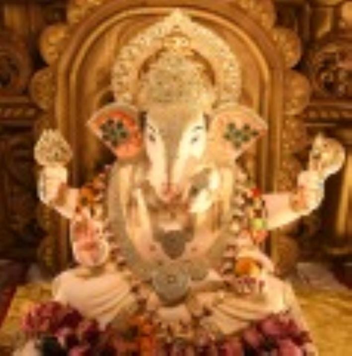 राजधानी में गणेश उत्सव का उल्लास बुधवार से छा गया। विभिन्न पंडालों में मनौती के राजा विराजे। राजधानी में गणेश उत्सव का उल्लास बुधवार से छा गया। विभिन्न पंडालों में मनौती के राजा विराजे।