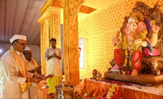 राजधानी में गणेश उत्सव का उल्लास बुधवार से छा गया। विभिन्न पंडालों में मनौती के राजा विराजे। राजधानी में गणेश उत्सव का उल्लास बुधवार से छा गया। विभिन्न पंडालों में मनौती के राजा विराजे।