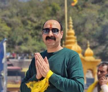 सुनील वर्मा, मोबाइल विक्रेता।