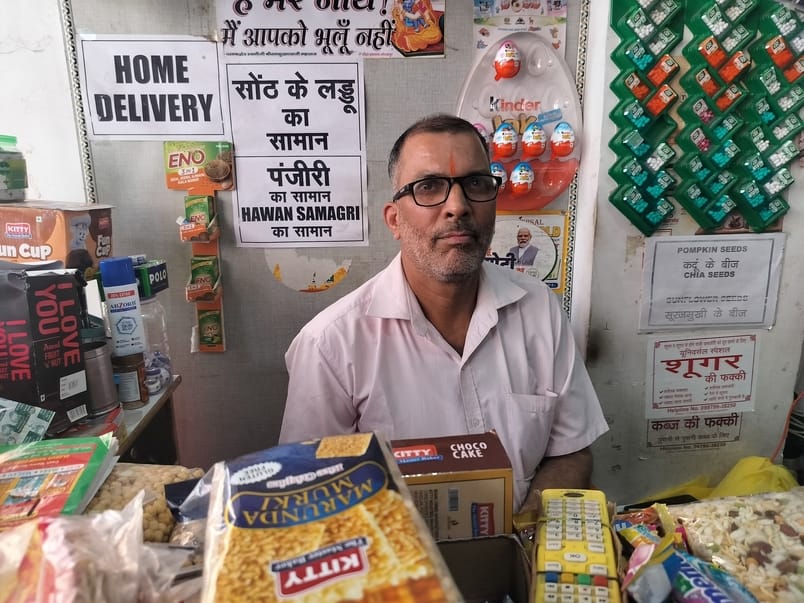 सुनील वर्मा, मोबाइल विक्रेता।