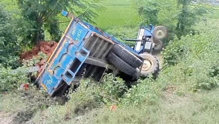 सीतापुर रोड पर हुए हादसे में क्षतिग्रस्त बाइक और कार।