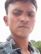 स्योहारा क्षेत्र में युवक का शव मिलने के बाद लगी भीड़ और विलाप करते परिजन। संवाद
