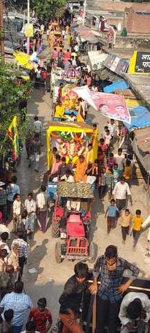 शोभायात्रा के दौरान भक्तों ने बरसाए फूल