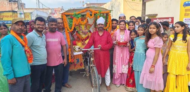 शोभायात्रा के दौरान भक्तों ने बरसाए फूल