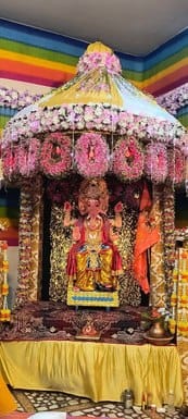 शोभायात्रा के दौरान भक्तों ने बरसाए फूल