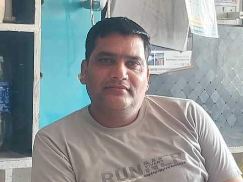 शहर में नौगवां ओवरब्रिज के नीचे सड़क पर बैठे गोवंश संवाद शहर में नौगवां ओवरब्रिज के नीचे सड़क पर बैठे गोवंश संवाद