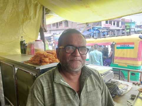 शहर में नौगवां ओवरब्रिज के नीचे सड़क पर बैठे गोवंश संवाद शहर में नौगवां ओवरब्रिज के नीचे सड़क पर बैठे गोवंश संवाद