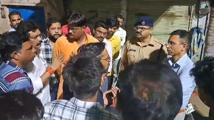 दोनों पक्षों से बात करते कलेक्टर,एसपी