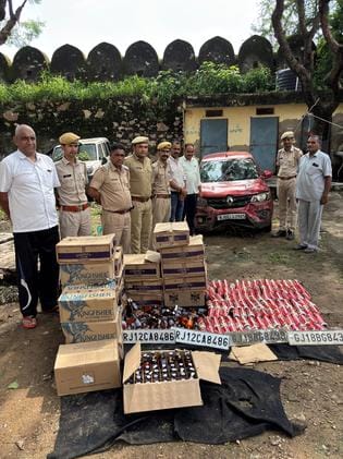 उदयपुर की गोवर्धन विलास और कुराबड थाना पुलिस ने कार्रवाई करते हुए यह अवैध शराब की खेप पकड़ी है। उदयपुर की गोवर्धन विलास और कुराबड थाना पुलिस ने कार्रवाई करते हुए यह अवैध शराब की खेप पकड़ी है।