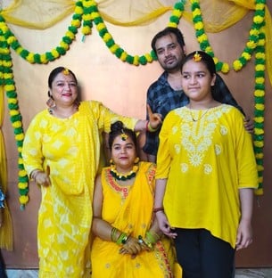 वैष्णों देवी दर्शन को गए परिवार के साथ हादसे में महिला की मौत के बाद शोकग्रस्त परिवार के लोग। (