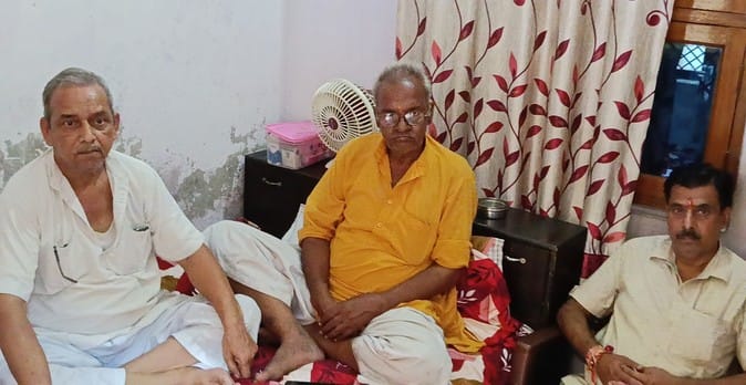 वैष्णों देवी दर्शन को गए परिवार के साथ हादसे में महिला की मौत के बाद शोकग्रस्त परिवार के लोग। (