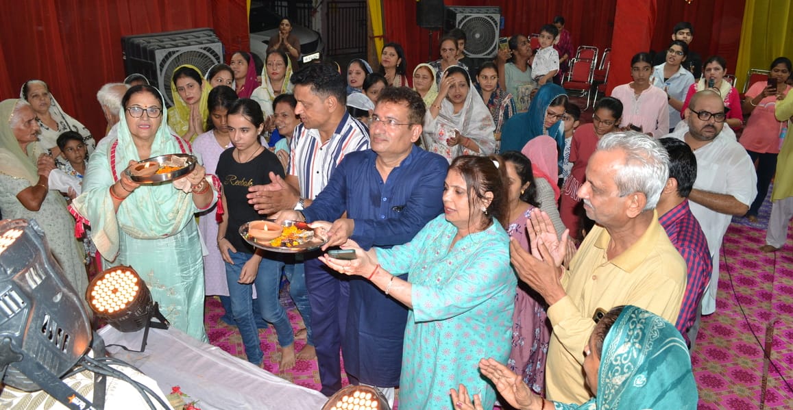 11... सीएचडी सिटी के जेडसी ब्लॉक में मनाया जा रहा है आठवां गणेश उत्सव। इस दौरान सुंदर सजा बप्पा