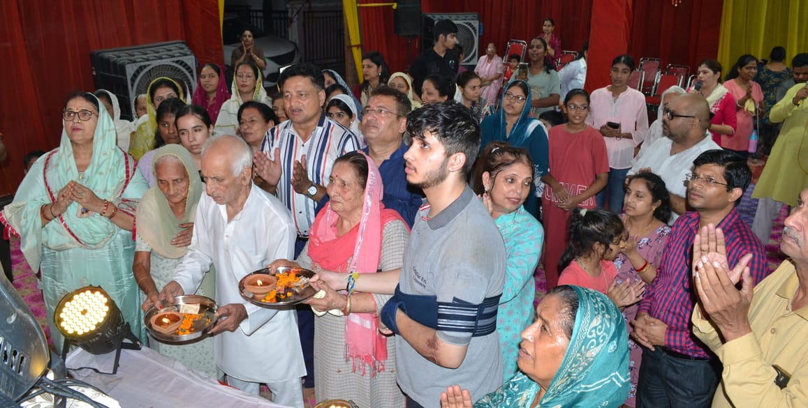 11... सीएचडी सिटी के जेडसी ब्लॉक में मनाया जा रहा है आठवां गणेश उत्सव। इस दौरान सुंदर सजा बप्पा