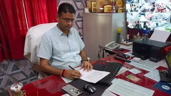 24 कैथल। मुख्य डाकघर में डाक एकत्रित करता कर्मी। संवाद 24 कैथल। मुख्य डाकघर में डाक एकत्रित करता कर्मी। संवाद
