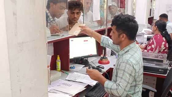 24 कैथल। मुख्य डाकघर में डाक एकत्रित करता कर्मी। संवाद 24 कैथल। मुख्य डाकघर में डाक एकत्रित करता कर्मी। संवाद