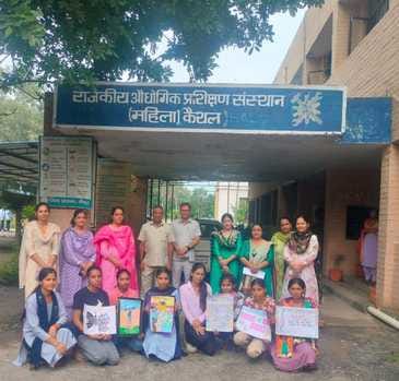 27 कैथल। राजकीय आईटीआई कैथल में स्वच्छता अभियान चलाते स्वयं सेवक। संवाद