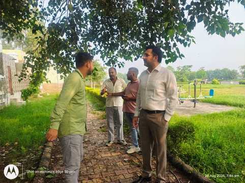 28jjrp12- बेरी के शिव चौक पर दुकानदारों को अतिक्रमण हटाने के निर्देश देते जिला नगर आयुक्त डॉ. 28jjrp12- बेरी के शिव चौक पर दुकानदारों को अतिक्रमण हटाने के निर्देश देते जिला नगर आयुक्त डॉ.