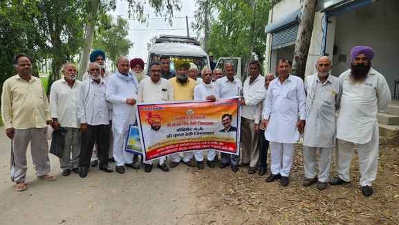 अंबाला के बराड़ा से मुख्यमंत्री को मिलने के लिए जाते गांव वासी। संवाद