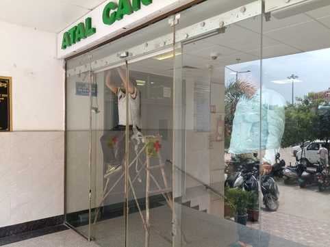 अटल कैंसर केयर केंद्र के मुख्य सेंसर डोर को दुरुस्त करते हुए कर्मचारी: स्वयं अटल कैंसर केयर केंद्र के मुख्य सेंसर डोर को दुरुस्त करते हुए कर्मचारी: स्वयं