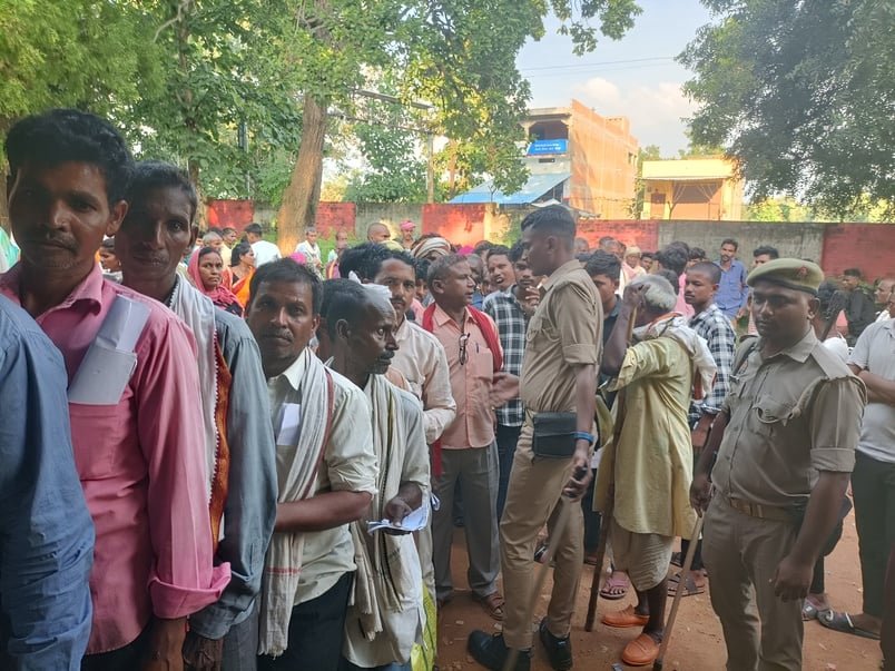बभनी ब्लाक के खोतोमहुआ लैंपस पर खाद लेने के लिए लगी किसानों की भीड़ ।संवाद