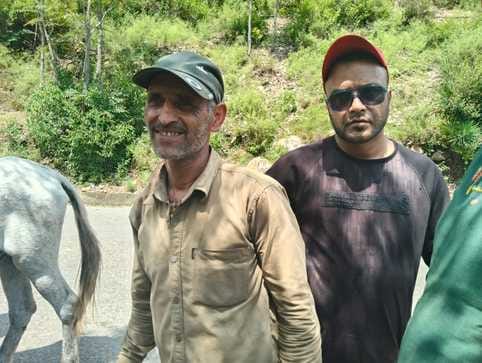 भरमौर से जैसे-तैसे जांधी पहुंचे घोड़ा-खच्चर मालिक आप बीती सुनाते हुए। संवाद भरमौर से जैसे-तैसे जांधी पहुंचे घोड़ा-खच्चर मालिक आप बीती सुनाते हुए। संवाद