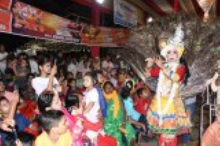 बृहस्पतिवार को शहर के पंडालों में भक्तिभाव और उमंग का अद्भुत संगम देखने को मिला। बृहस्पतिवार को शहर के पंडालों में भक्तिभाव और उमंग का अद्भुत संगम देखने को मिला।