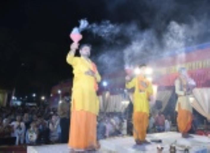 बृहस्पतिवार को शहर के पंडालों में भक्तिभाव और उमंग का अद्भुत संगम देखने को मिला। बृहस्पतिवार को शहर के पंडालों में भक्तिभाव और उमंग का अद्भुत संगम देखने को मिला।