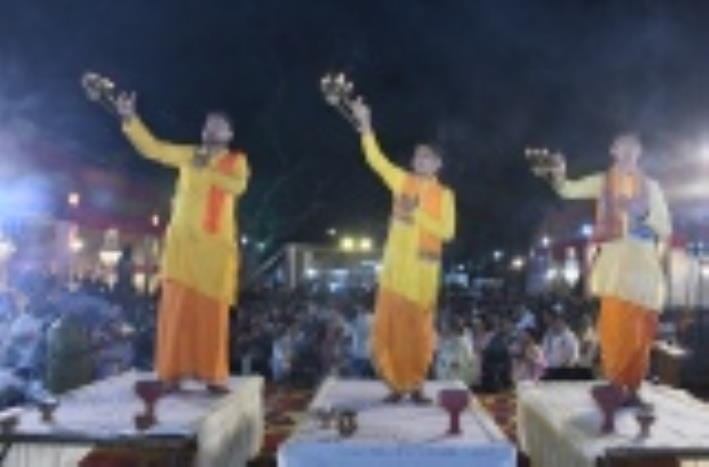 बृहस्पतिवार को शहर के पंडालों में भक्तिभाव और उमंग का अद्भुत संगम देखने को मिला। बृहस्पतिवार को शहर के पंडालों में भक्तिभाव और उमंग का अद्भुत संगम देखने को मिला।
